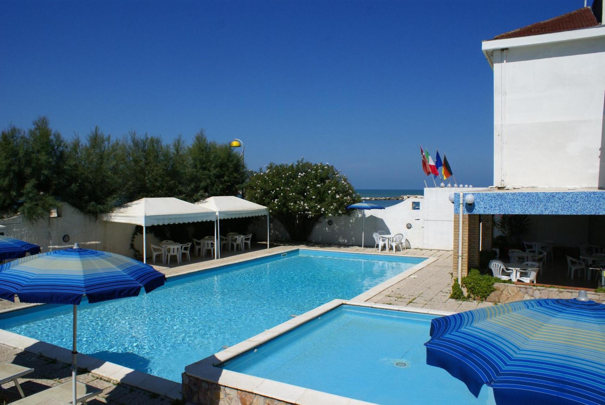 Hotel Strand Marina Di Montenero Bagian luar foto