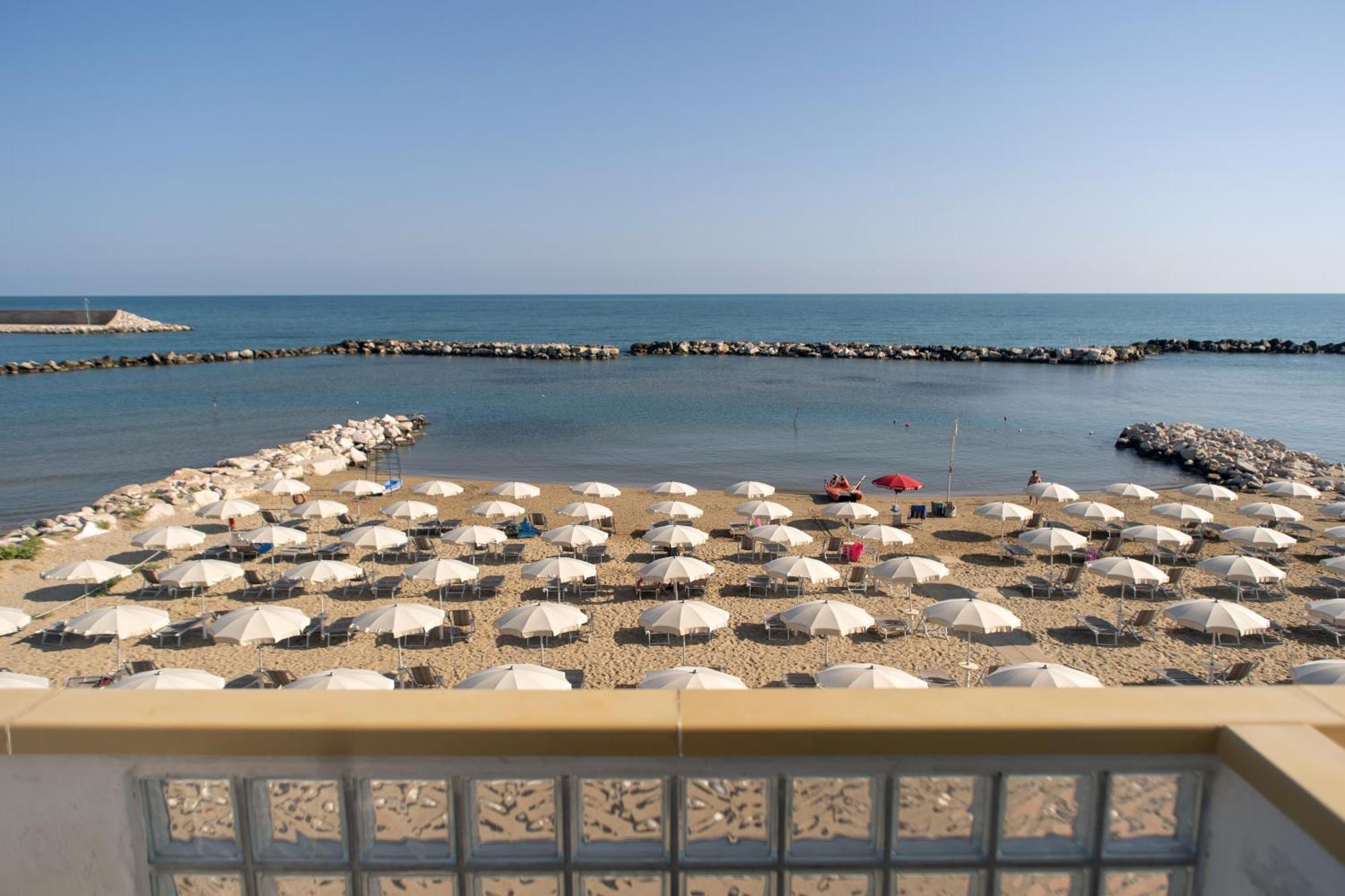 Hotel Strand Marina Di Montenero Bagian luar foto