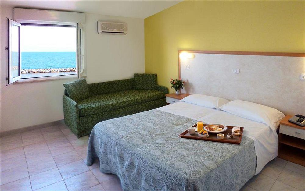 Hotel Strand Marina Di Montenero Bagian luar foto