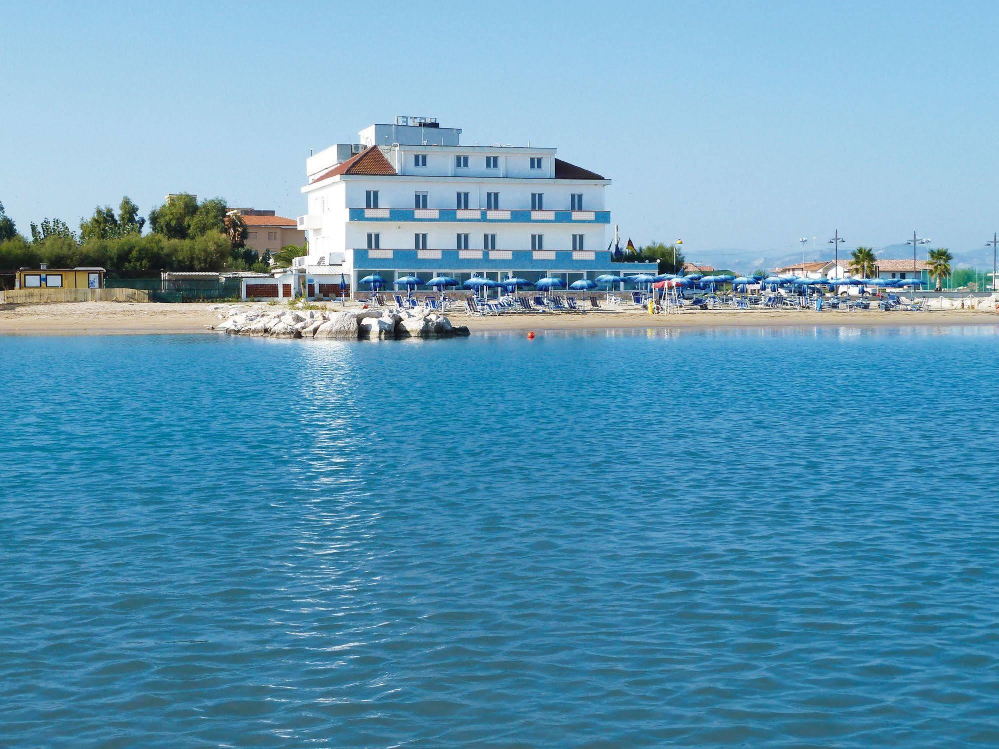 Hotel Strand Marina Di Montenero Bagian luar foto