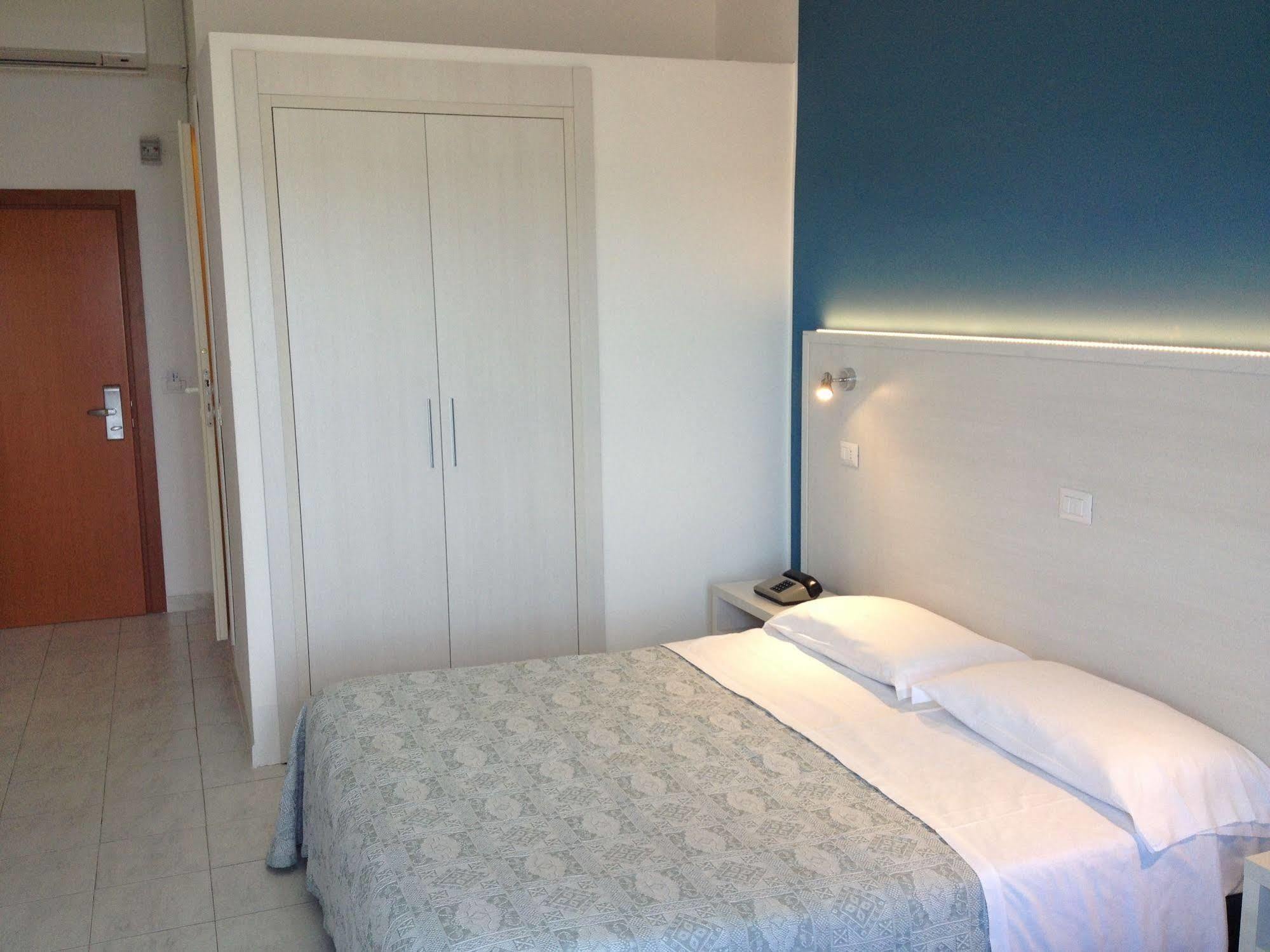 Hotel Strand Marina Di Montenero Bagian luar foto