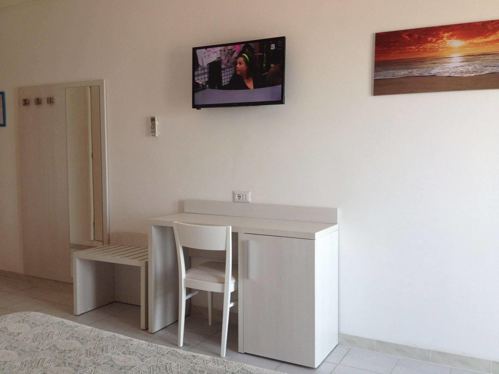Hotel Strand Marina Di Montenero Bagian luar foto