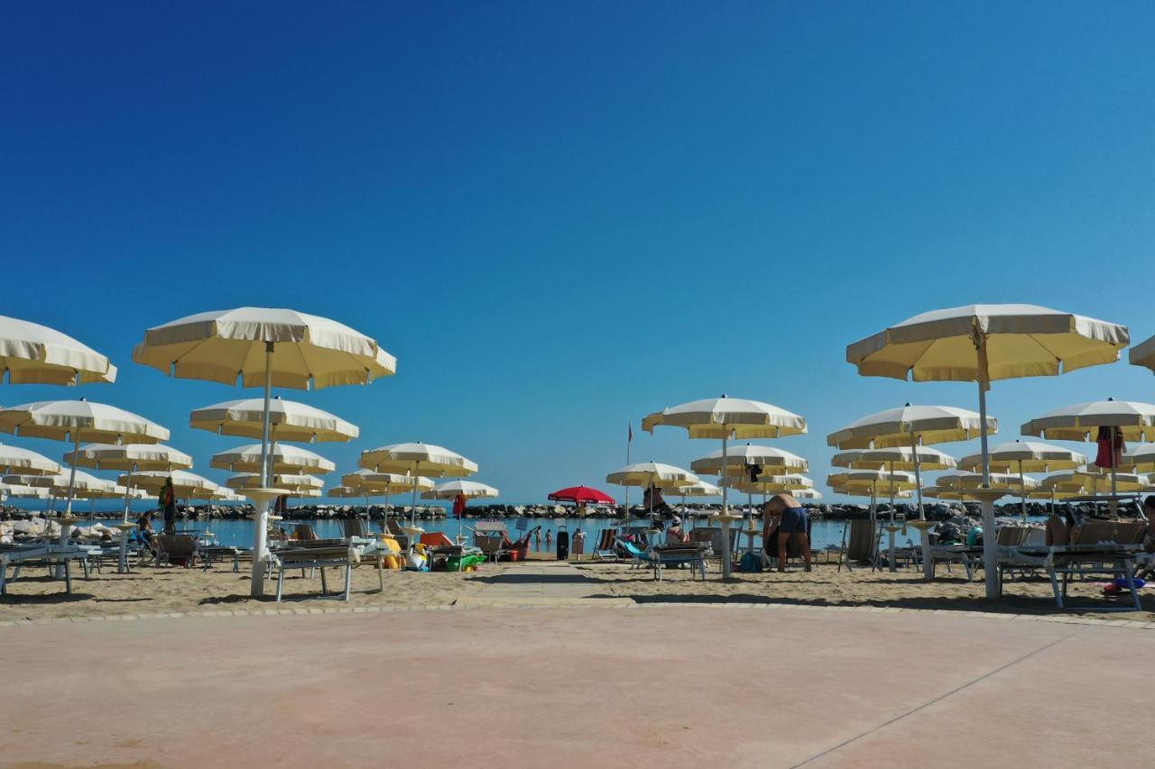 Hotel Strand Marina Di Montenero Bagian luar foto
